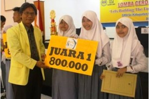 Rektor Uniku saat menyerahkan hadiah kepada pemenang LCCTA FE Uniku